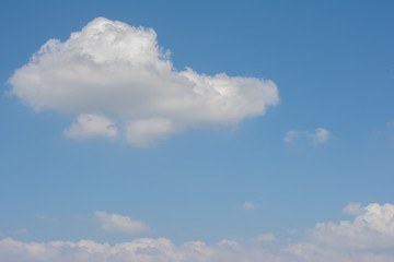 車の形の雲　青空