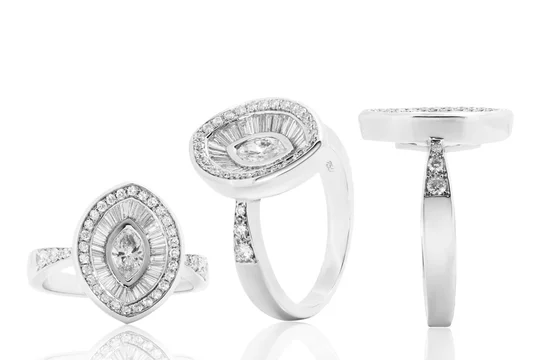 anillo con zafiro rubies y diamantes en fondo blanco ring with sapphire and  diamonds on white background triada Stock Photo | Adobe Stock