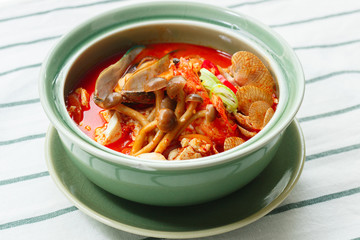 レストラン韓国料理セットメニュー スープ、ご飯、魚介、キムチ
