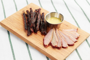おしゃれなレストランメニュー、鴨肉、ビーフジャーキー