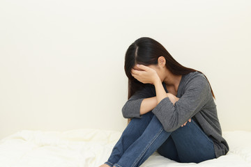 悲しむ女性