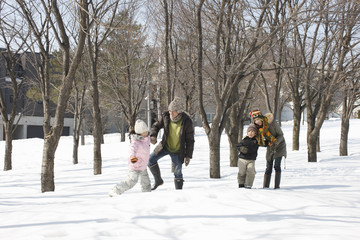 Fototapeta na wymiar Family playing in the snowfield