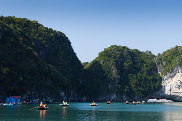 Fototapeta na wymiar Traditional boats take tourists through Halong bay