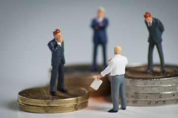 M&auml;nner im Anzug h&ouml;ren zu; Gehalt/Vertragsverhandlungen