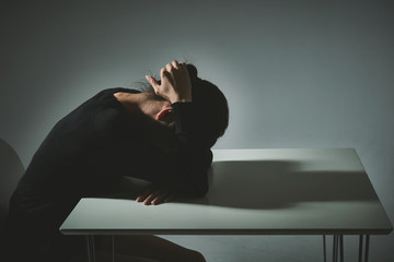 落ち込む女性