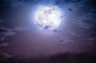 Fotobehang Volle maan en bomen Nachtelijke hemel met wolken en heldere volle maan.