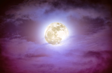 Nachtelijke hemel met wolken en heldere volle maan.