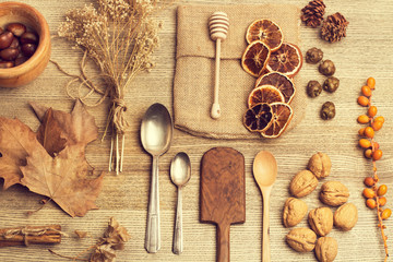 Cucharas de madera y utensillos sobre mesa de madera rústica. Vista superior. Concepto: Bodegón