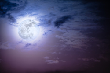 Ciel nocturne avec nuages et pleine lune brillante avec brillant.