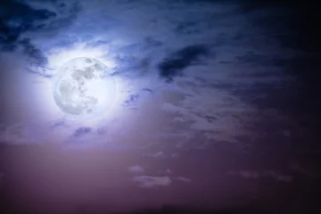 Photo sur Plexiglas Pleine Lune arbre Ciel nocturne avec nuages et pleine lune brillante avec brillant.