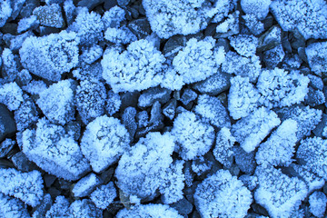 Eiskristalle auf Steinen - Gefroren - Schnee - Raureif