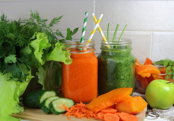 смузи овощные из моркови,тыквы,зеленого яблока и свежей зелени