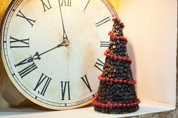 новогодняя елка из кофейных зерен на фоне часов. Новый год 
