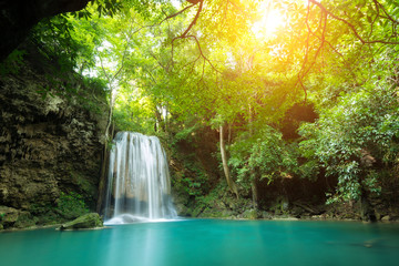 Fototapeta premium Erawan Waterfall to piękny wodospad w wiosennym lesie w Ka