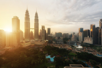 Naklejka premium Panoramę Kuala Lumpur i wieżowiec podczas zachodu słońca w Kuala Lumpur