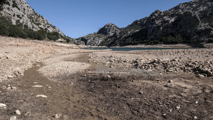 ausgetrockneter Stausee in den Bergen
