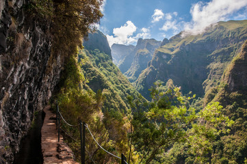 Levadawanderung zum Wasserfall Caldeirao Verde auf Madeira- Ausblick in die Bergwelt - obrazy, fototapety, plakaty