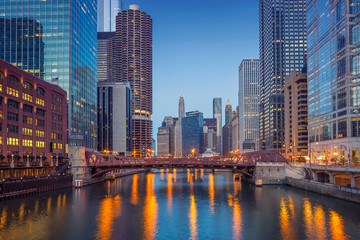 Fototapeta premium Chicago Downtown. Obraz pejzażu miejskiego centrum Chicago podczas zmierzchu niebieski godzinę.