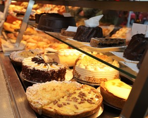 Bäckereitheke mit Kuchen und Torten
(Baker counter with cakes and pies)