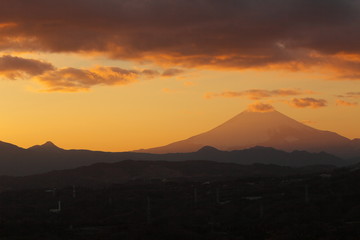 夕陽に染まった雲と富士山