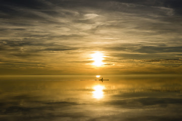 Fototapeta na wymiar Ruderboot im Sonnenuntergang