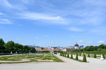 Photo view on upper belvedere palace and garden with statue, vienna, austria