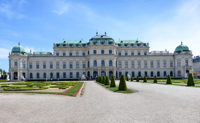 Obraz premium Photo back view on upper belvedere palace and garden with statue and flowers, vienna, austria