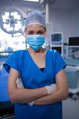 Obraz na płótnie Canvas Portrait of female nurse standing in operation theater
