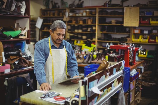 Shoemaker using digital tablet