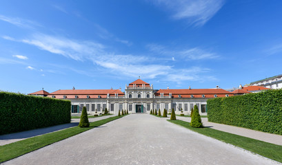 Obraz premium Photo view on lower belvedere palace and garden with statue, vienna, austria