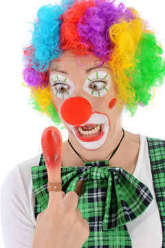 Clown  in Kostüm zu Karneval, Fasching oder Fastnacht schreit vor Schmerzen 