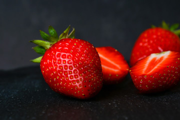 Erdbeere auf Schieferteller 1 aufgeschnitten