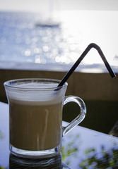 утренний свежий теплый кофе на побережье