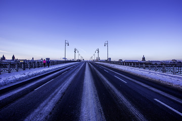 Fototapeta na wymiar Mitten auf der Theodor-Heuss-Brücke über den Rhein an einem Wintermorgen