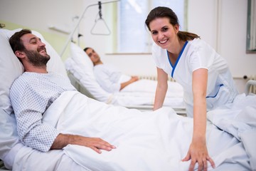 Obraz premium Female nurse assisting a patient