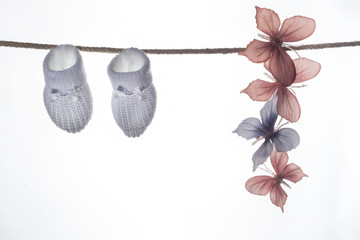 Patucos de lana colgados