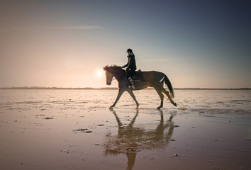 jeune fille au galop sur la plage