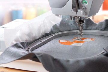 Nähmaschine stickt Fuchsmotiv - Hochformat