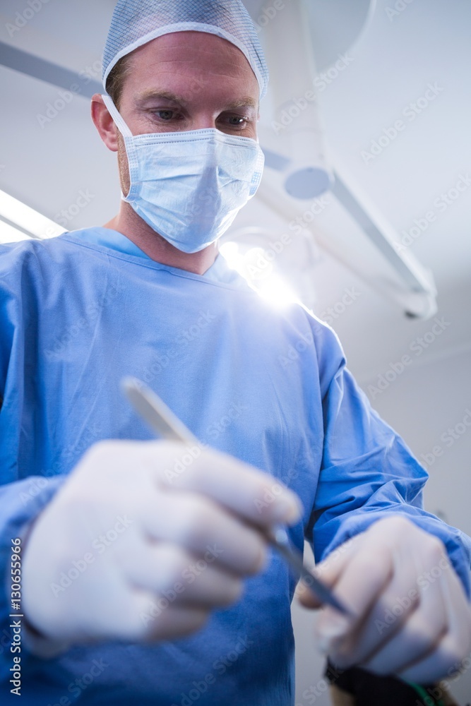 Poster Surgeons performing operation in operation theater
