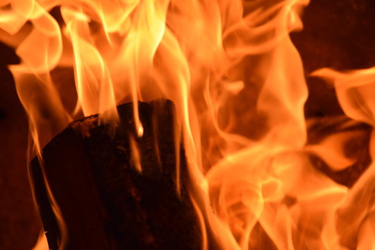 Brennendes St&uuml;ck Holz