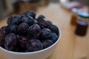 Close-up of grapes in a bowl on table