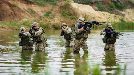 Naklejka premium special forces soldiers with weapon take part in military maneuv
