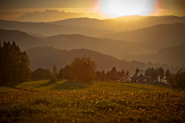 Fototapeta premium jesienny zachód słońca w górach w Muszynie