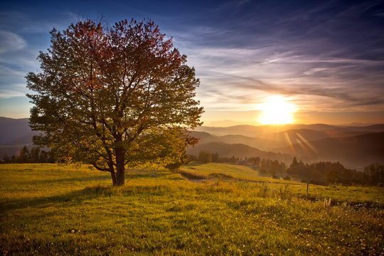 Fototapeta  jesienny zachód słońca w górach w Muszynie