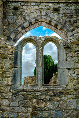 Wand einer Kirchenruine mit Fenster in Irland