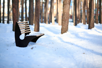 Заснеженная скамейка в парке © prohor08