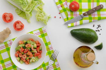 Salad with shrimp, avocado and vegetables
