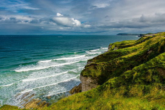 K&uuml;ste mit Klippen bei Portrush in Nordirland 