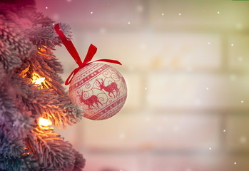 Красивый шар на новогодней елке