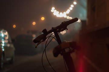 Auf dem Gehweg abgestelltes Fahrrad bei Nacht